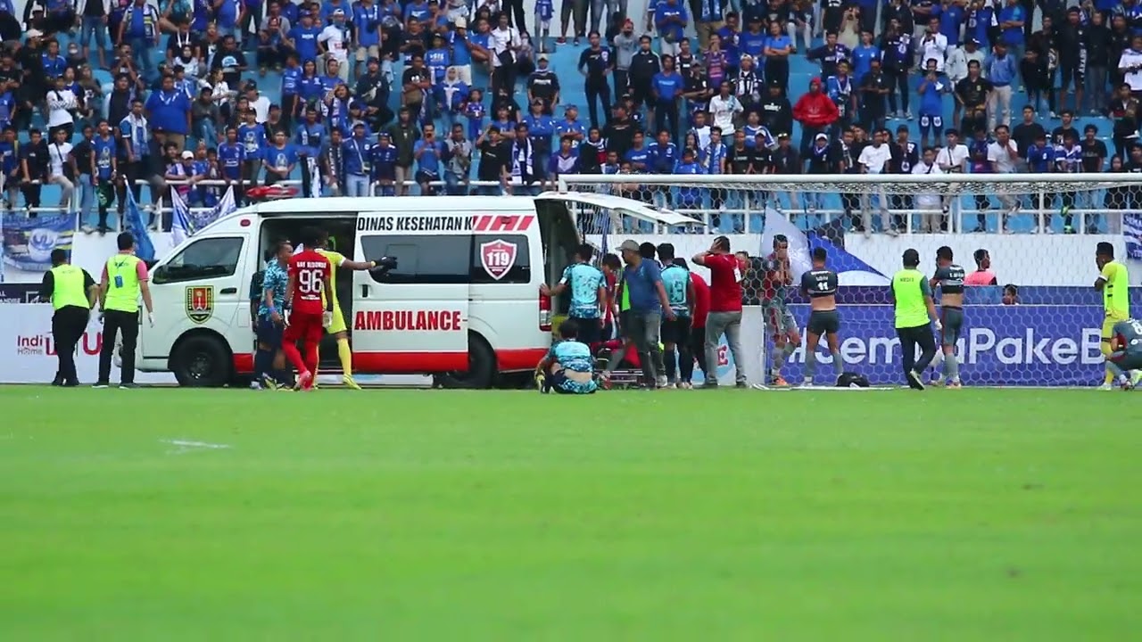 Aksi Heroik Reva Adi Utama Angkat Tabung Oksigen Untuk Ricki Ariansyah PSIS vs Madura United
