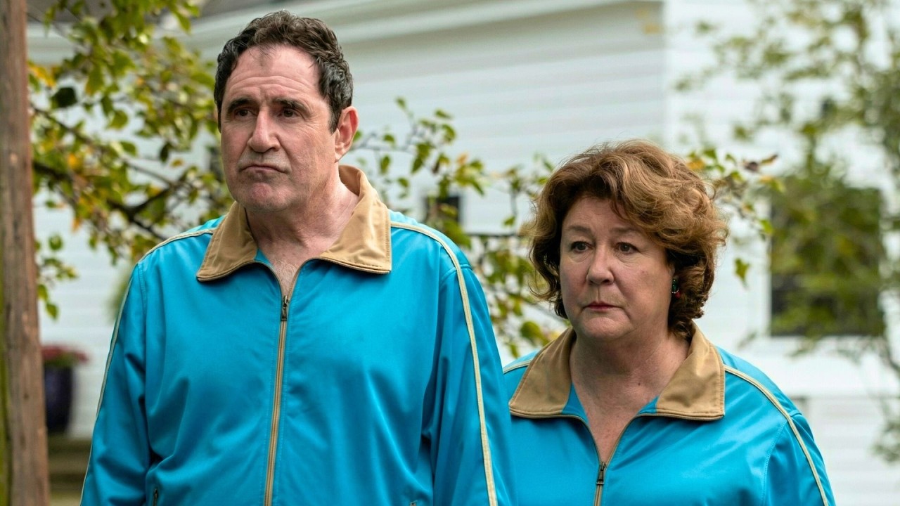 Странные соседи наблюдают за новыми жильцами, и создается ощущение, что они ждали именно их