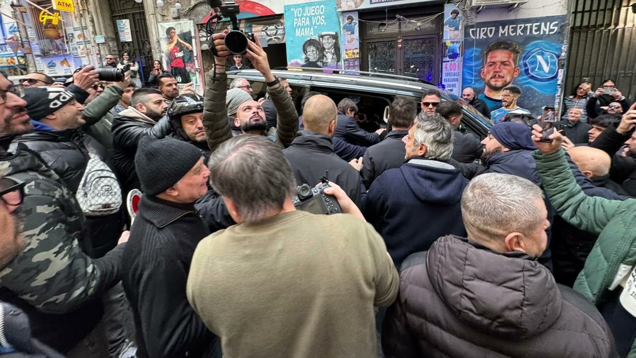 Napoli, omaggio a Diego Maradona:De Laurentiis, Conte e Di Lorenzo al murales dei Quartieri Spagnoli