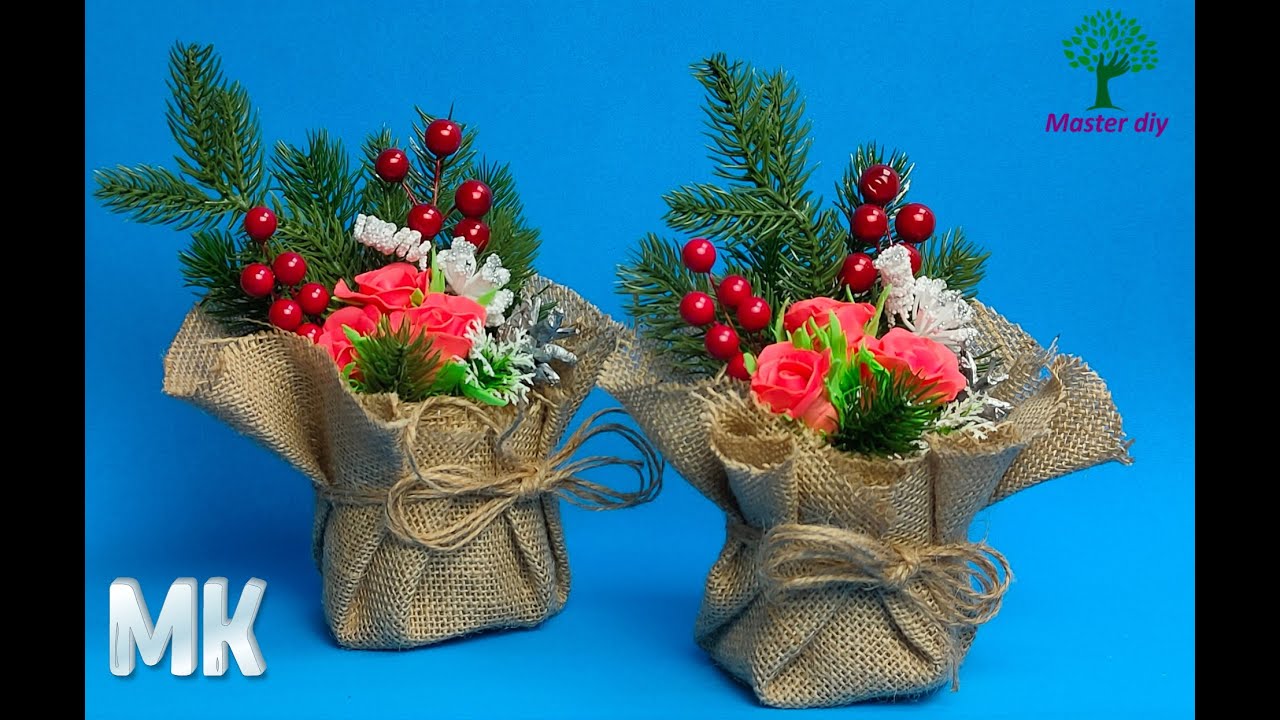 Новогодняя композиция Розы из фоамирана в еловых ветках Отличный подарок.\Master diy