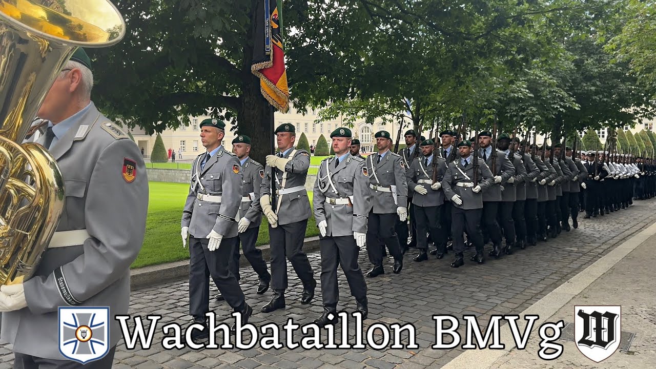 Regimentsgruß - Ausmarsch des Wachbataillons der Bundeswehr 2025 - Schloss Bellevue Parade - Militär