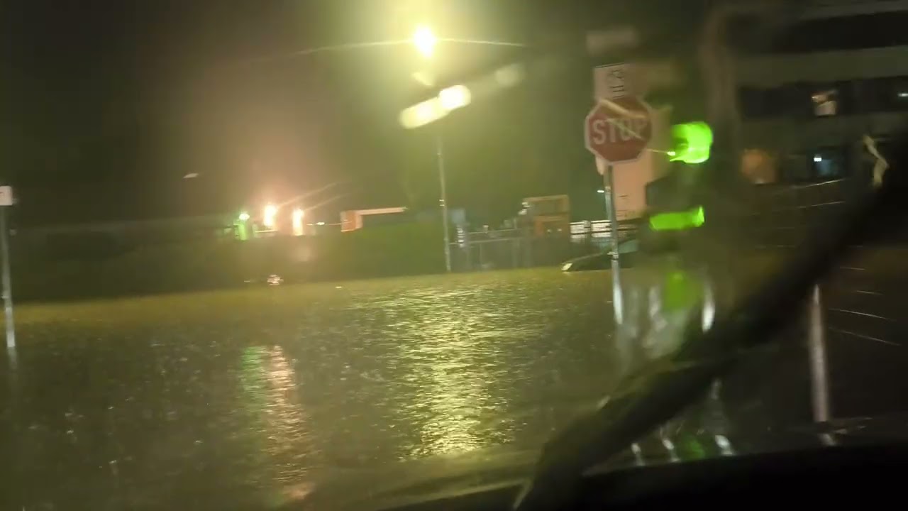 Starkregen am 09.09.25 in M&ouml;nchengladbach mehrere Stra&szlig;en &uuml;berflutet kein weiter kommen mehr 