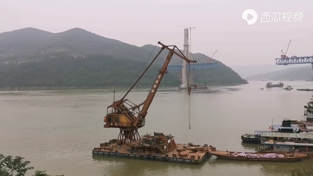166珠海舰停靠重庆明月沱，近距离观看，太壮观了！