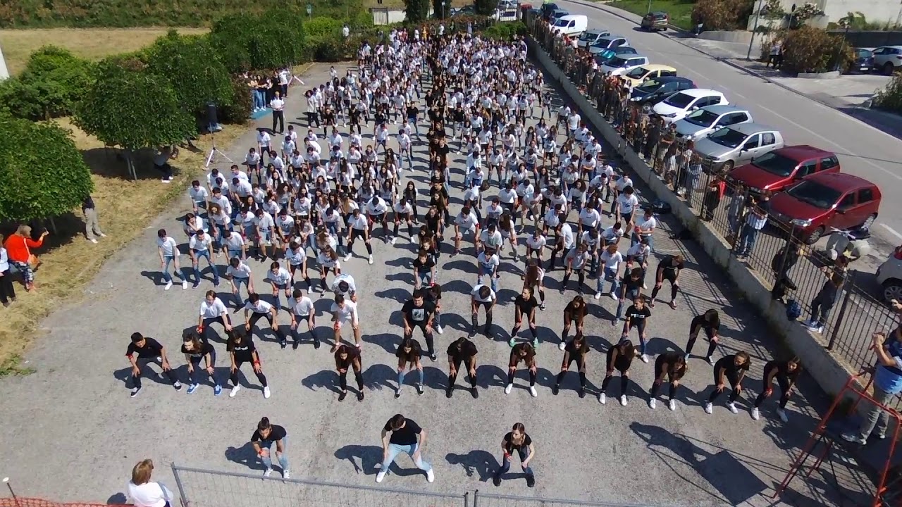 Il nostro Liceo dice NO alla violenza con un flash mob