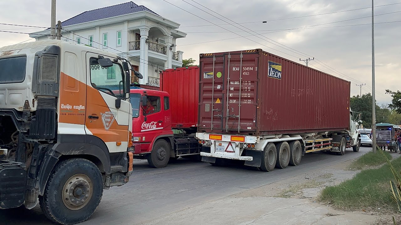 Cambodian road​ | Busy city traffic with the stress of passengers passing through this road