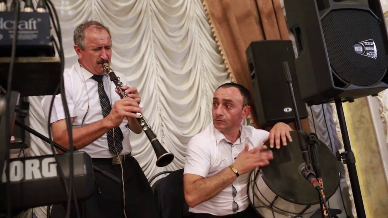 Аркадий Акопян разбирает кларнет