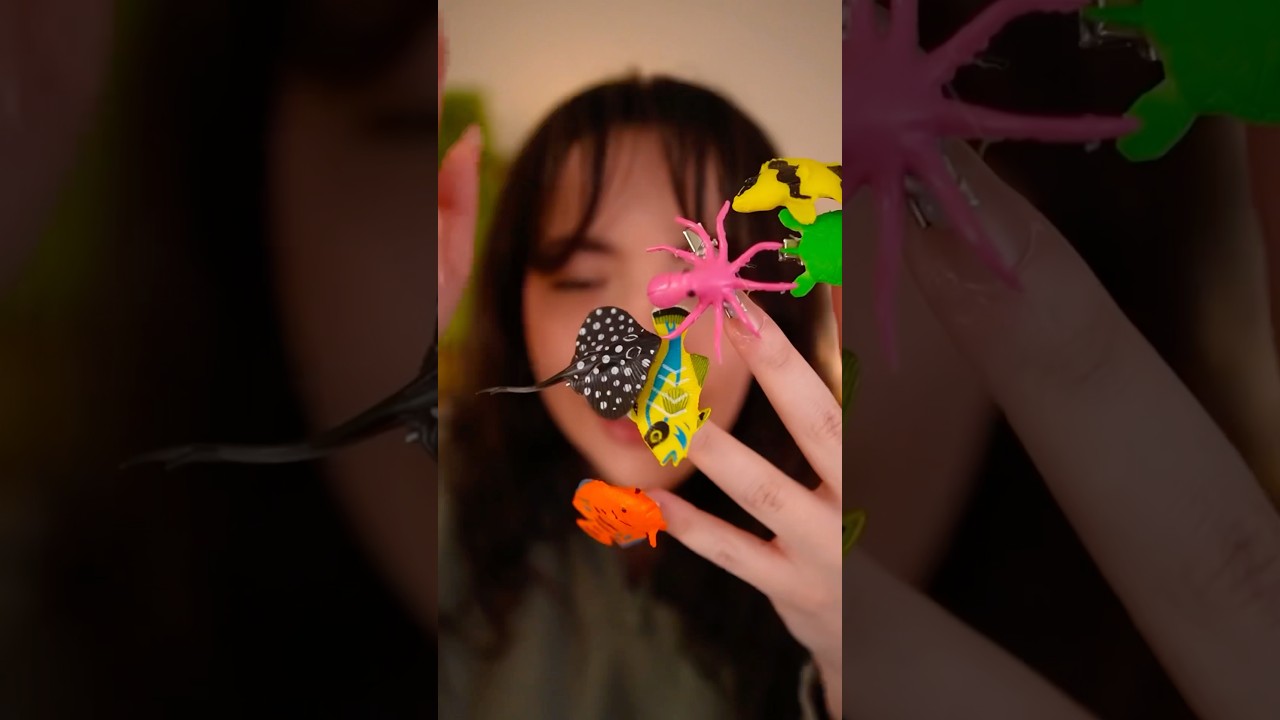 Clipping sea creatures into your hair 🦀🐙🐬🪸🐢🫧 #asmr