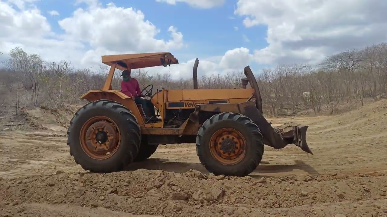 Trator T118 em atividade no SITIO CAJAZEIRAS 