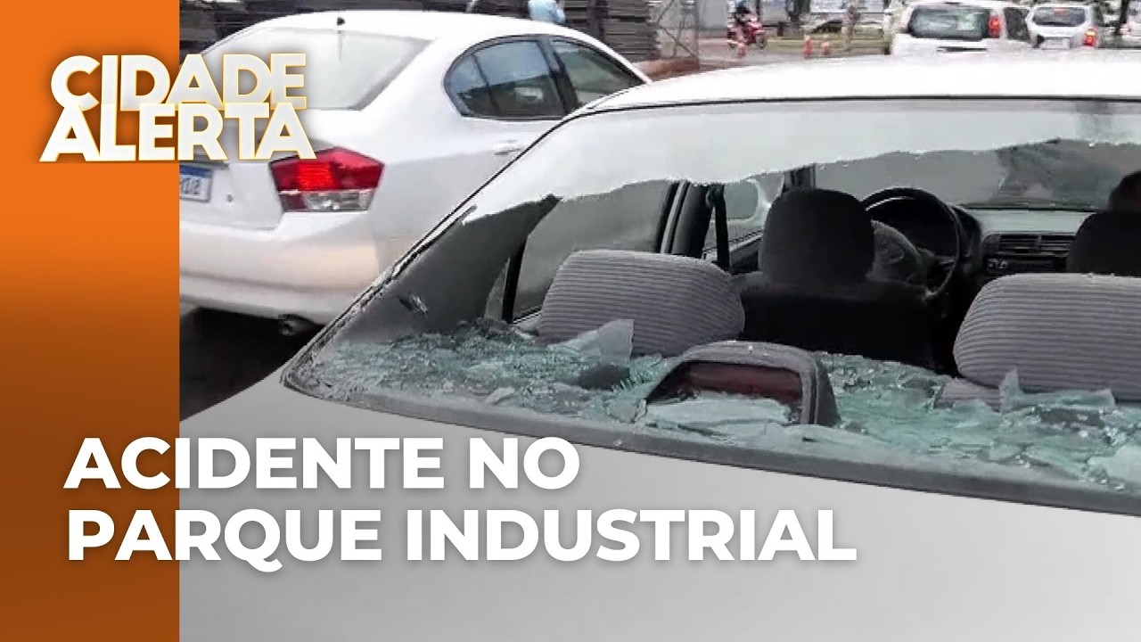 Acidente entre carro e moto no Parque Industrial, no PR; vítima foi socorrida com ferimentos