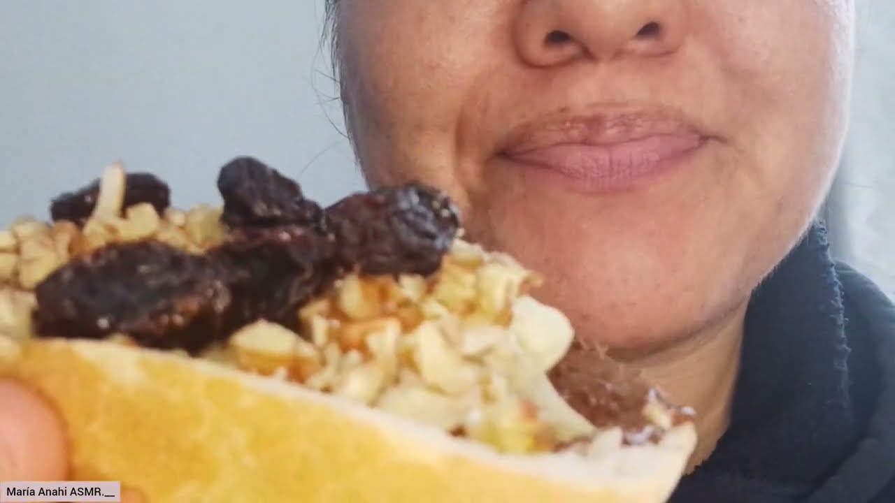 ASMR comiendo un postre #mouthsounds #asmr #softspoken #maríaanahiasmr.__