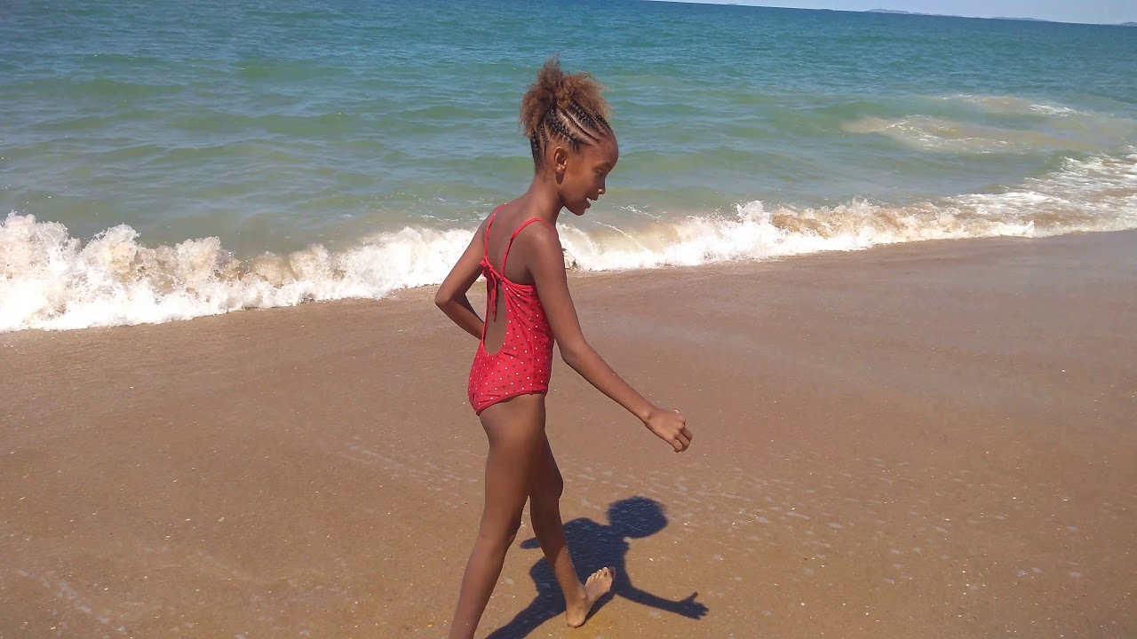 Nina e Lorena brincando na praia
