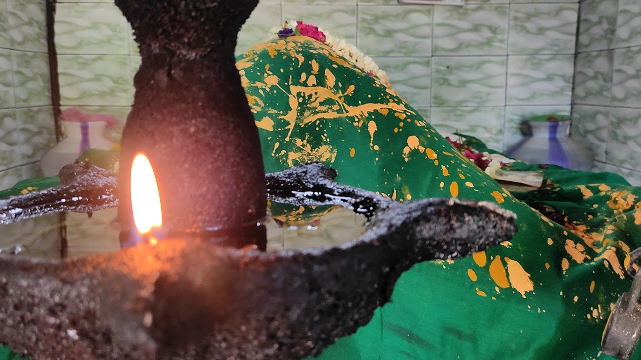 சிறிய தர்ஹாவில் அதிக கராமத் மரியம்பீவி அம்மா தர்ஹா