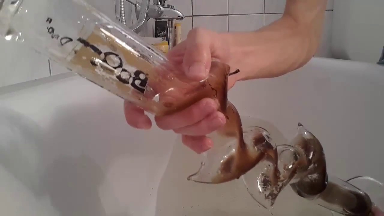 So bekommt ihr eure BONG RICHTIG SAUBER