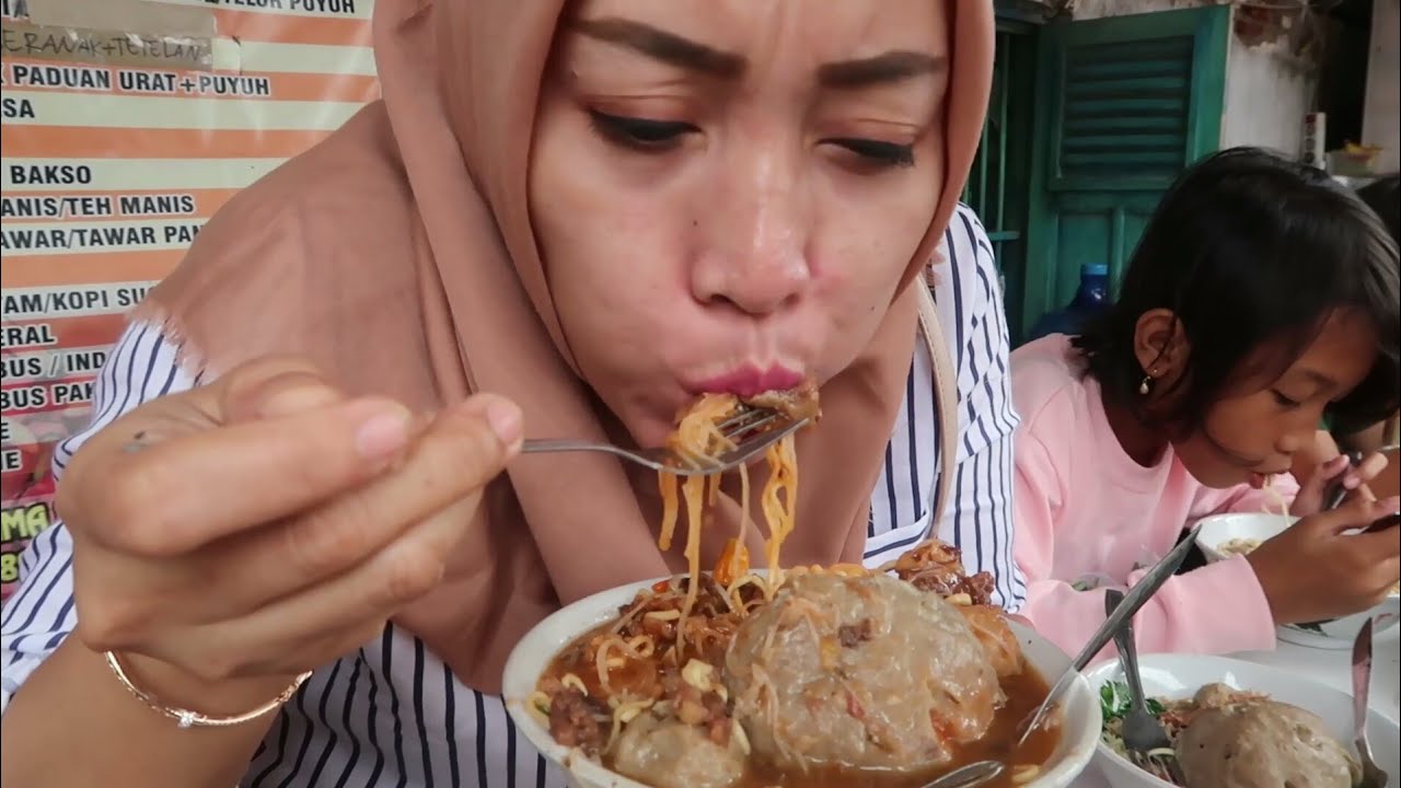 BUSYET BAKSO MERCONYA  PENUH DAGING DAN TETELAN !! HARGANYA KEBANGETAN MURAH !! 20 RIBU AJA