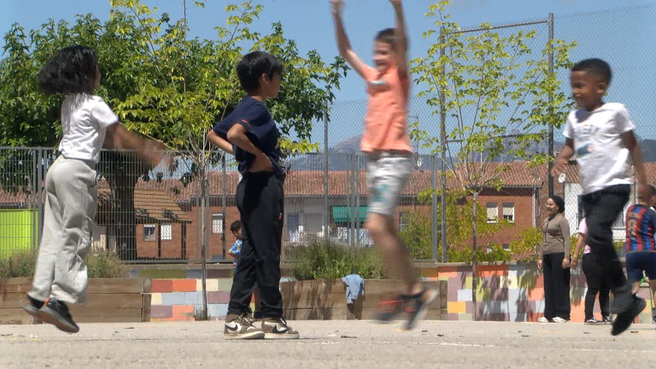 Barreja de sentiments entre l'alumnat en l'últim dia del curs escolar
