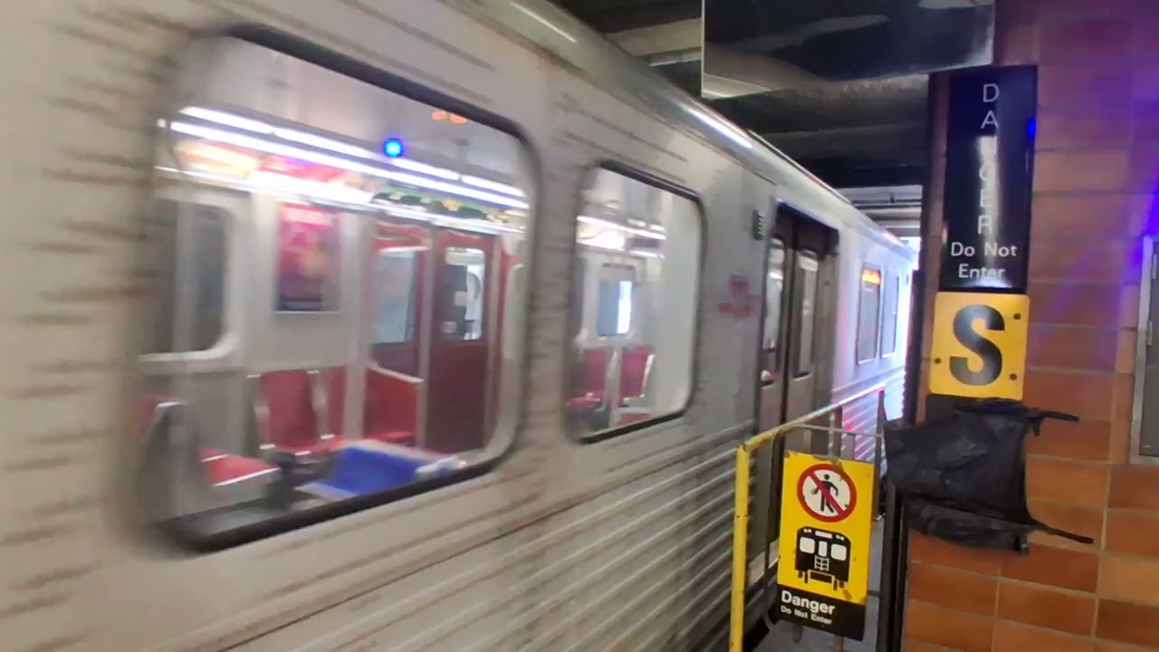 Tr ariving into Kipling/And a graffiti train car! #ttc 