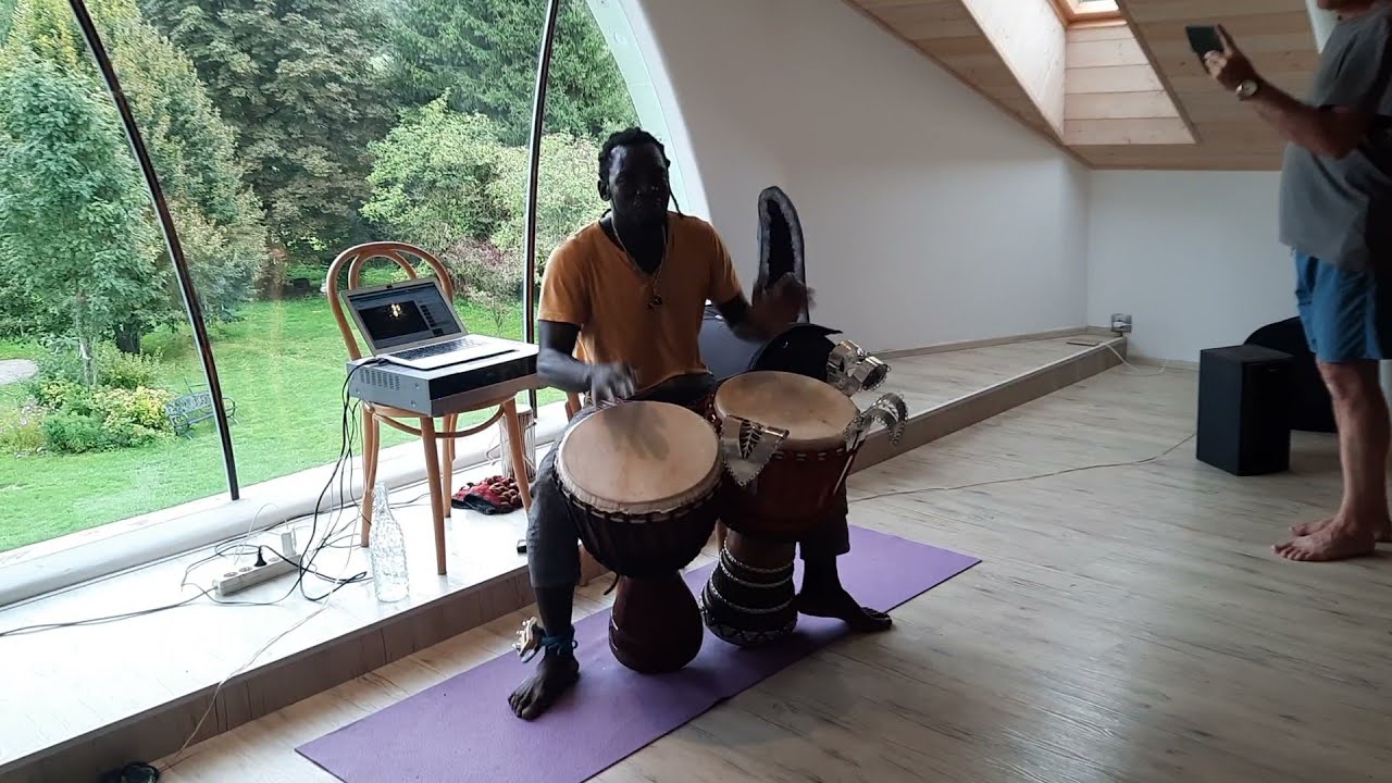 Papis Nyass,  solo na africké bubny