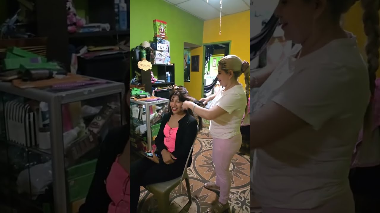Genial El Salvador  está en vivo.  tenemos una artista