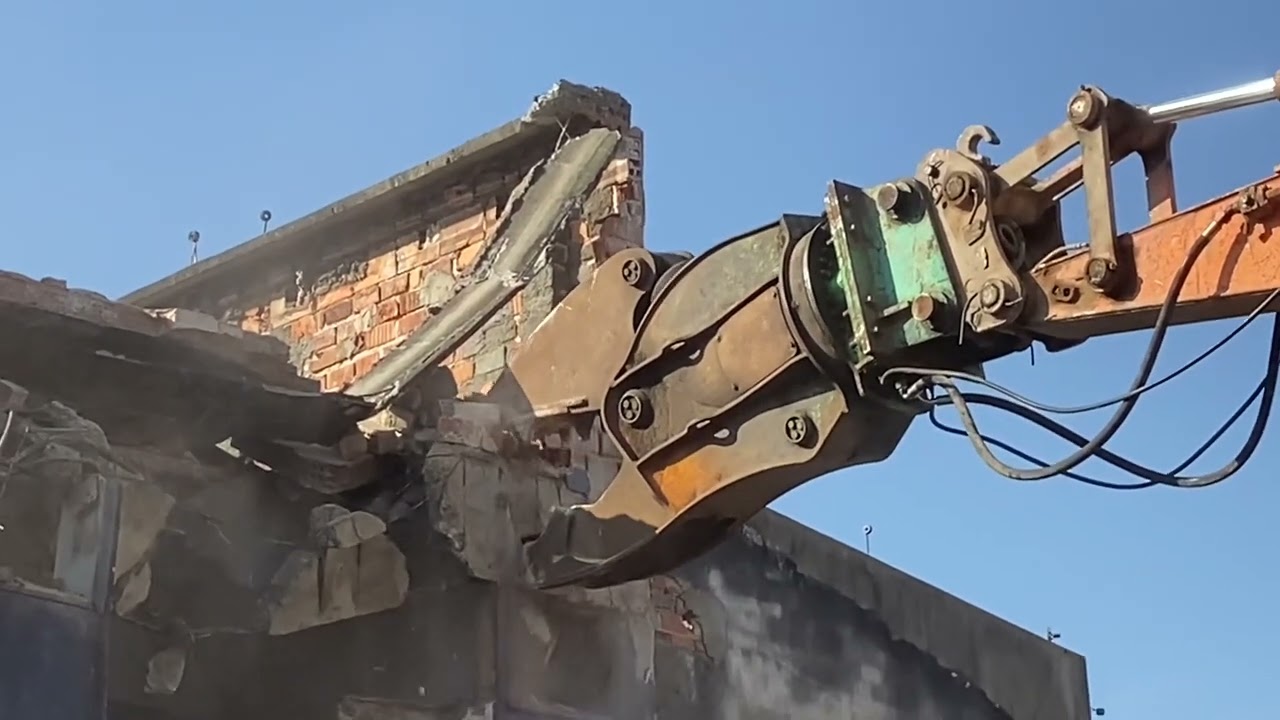 DEMOLIÇÃO COM PULVERIZADOR DE CONCRETO