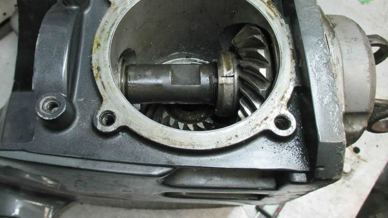 OMC Cobra upper gearcase disassembled Part 1