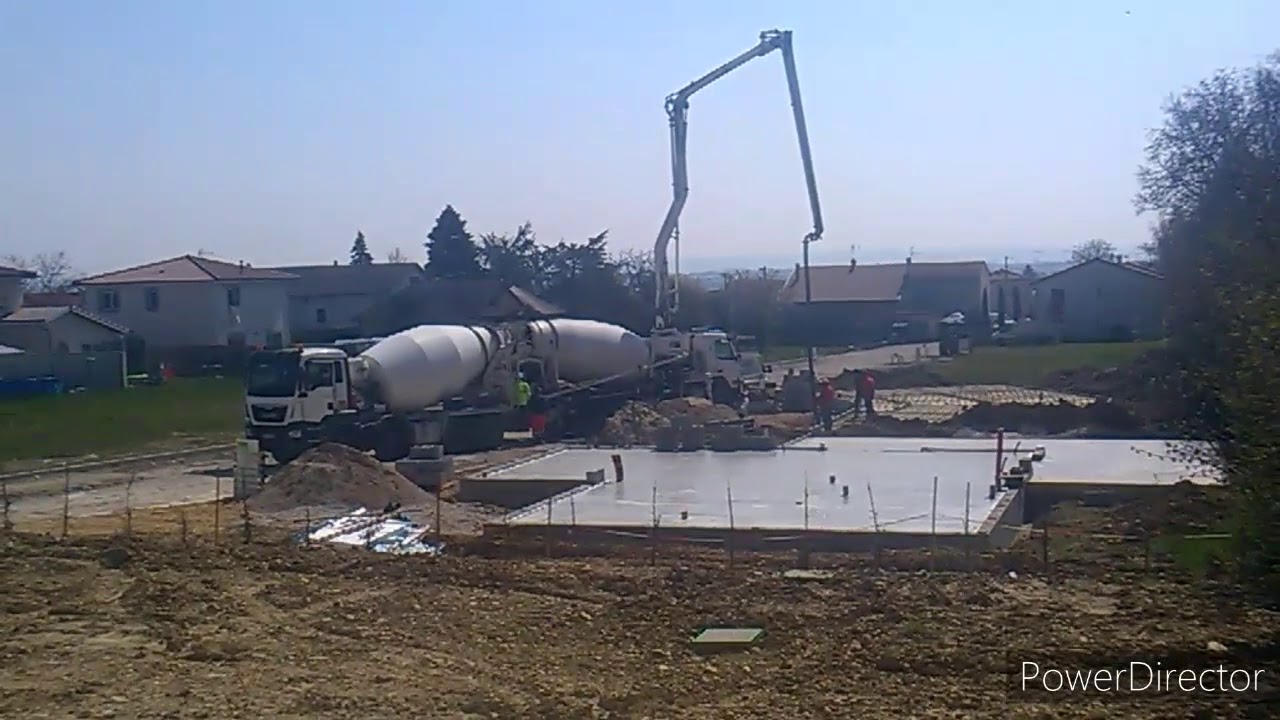 On coule avec une toupie une pompe à béton