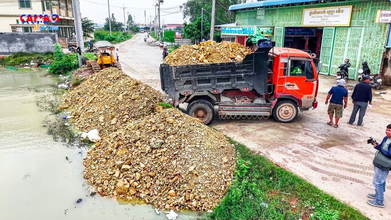 Perfectly Start Landfill Task! Using 5T Trucks Unloading SoilRock &DOZER KOMATSU D20P Pushing Clear