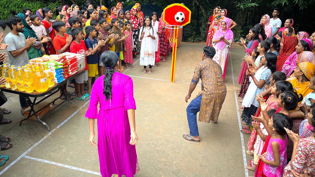 আজব খেলায় কঠিন চ্যালেঞ্জে গ্রামের আপারা,মাটিতে বল ড্রপ দিয়ে বাসকেট করলেই পুরস্কার জেতার সুযোগ !