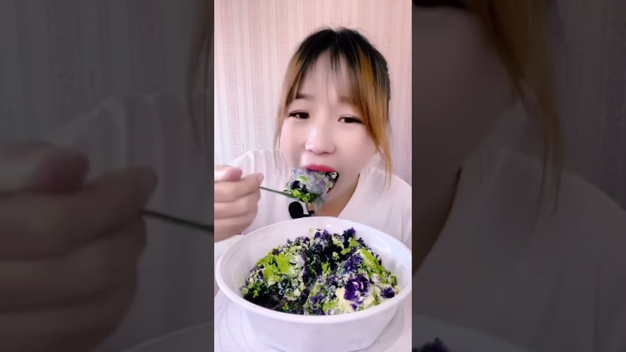 ASMR ice eating | Qian ice eating with yogurt and matcha powder | Ice Lover