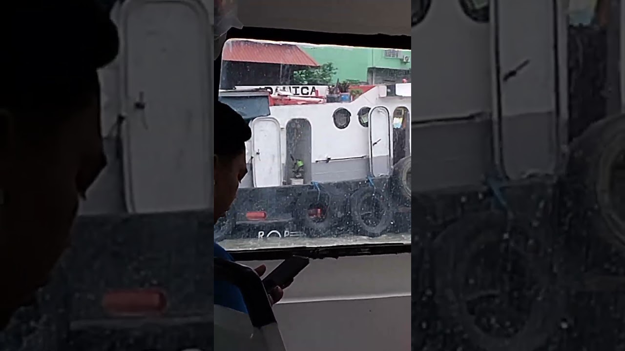 Schwere Schleppverbände schieben sich langsam den Pasigfluss in Manila,Philippinen,hoch zur Lagune