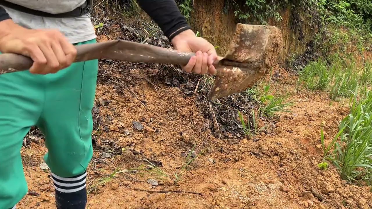 Memperbaiki jalan runtuh disebabkan hujan deras
