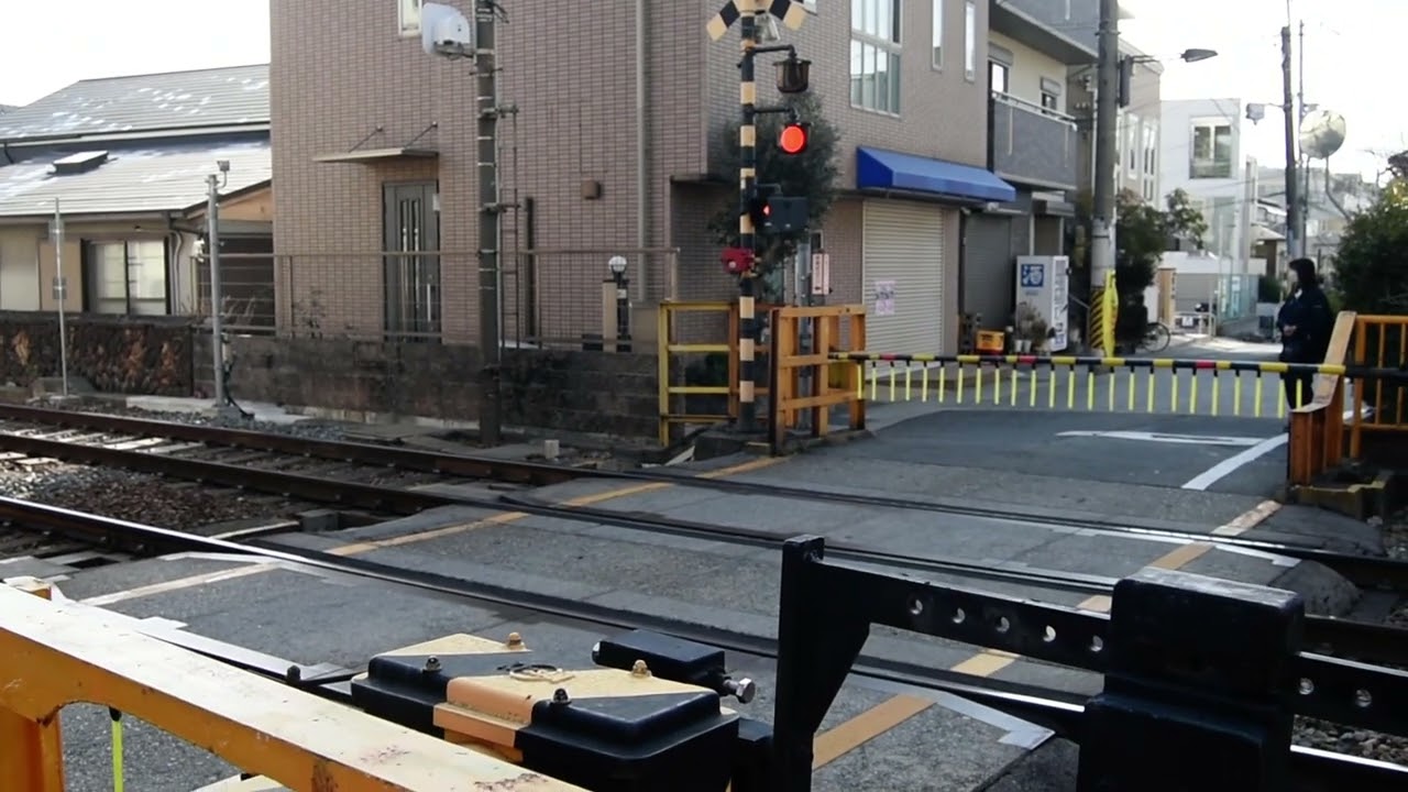 阪急電車岡本駅前の踏切の動画