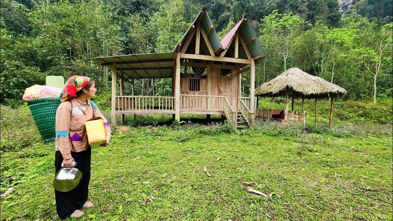 The young girl spent a lot of money to buy an abandoned house to clean up and renovate.