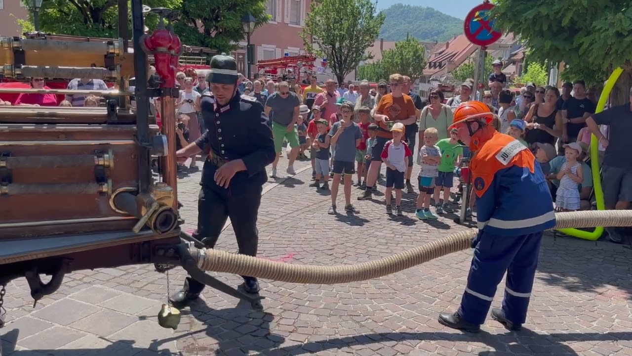 Löschübungen der Jugendfeuerwehr Engen mit der historischen Magirus Kraftfahrspritze  Baujahr 1923