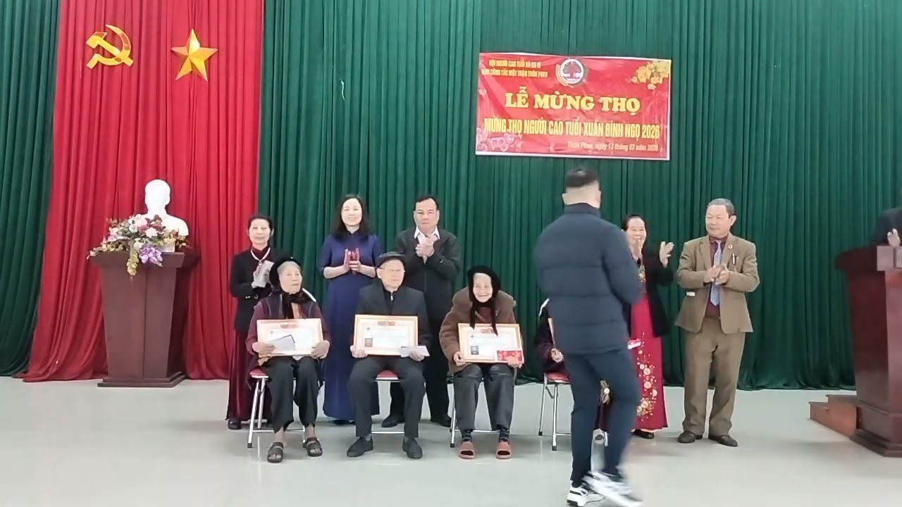 13/2/2026,HNCT thôn pheo trao bức mừng thọ cho các cụ đến tuổi 90 _95 tuổi và tặng quà 