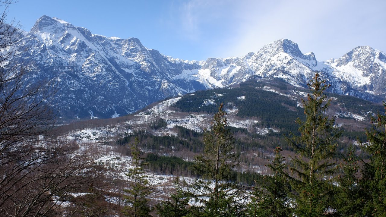 Biwak vor schneebedeckten Berggipfeln