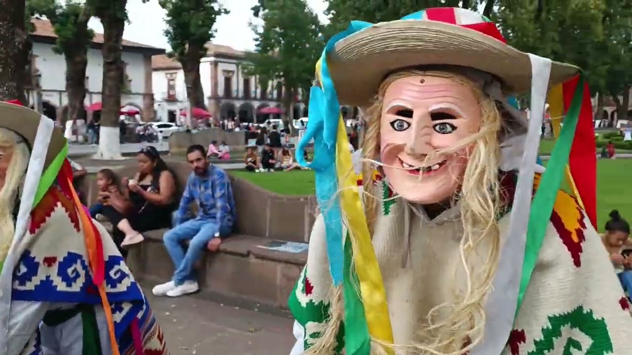 Danza de los Viejitos  de Jarácuaro en la Plaza Grande de Pátzcuaro Michoacán, @cotidiano399 