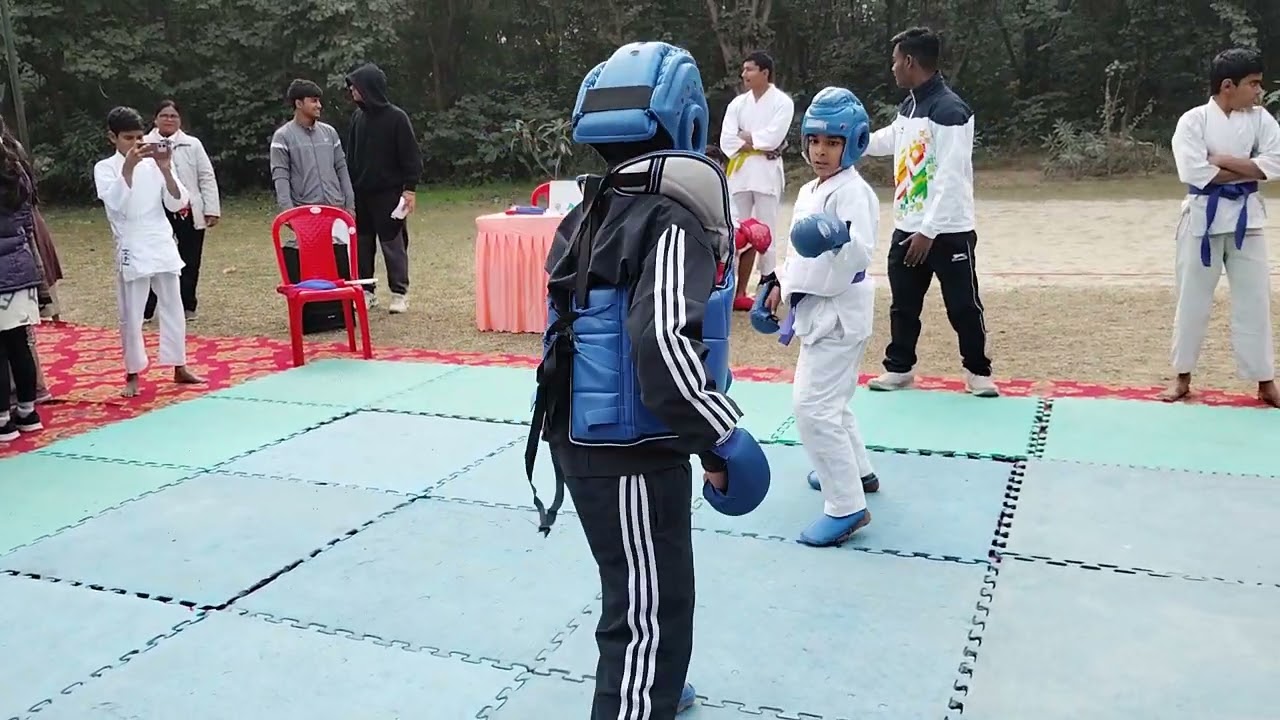 बरेली कैंट में मेजर ध्यान चंद स्टेडियम में कराटे चैंपियनशिप 