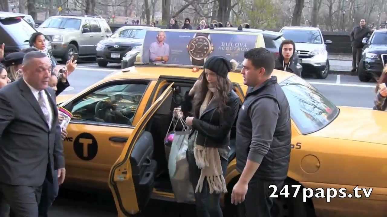 Louis Tomlinson arriving to his hotel with his girlfriend in NYC