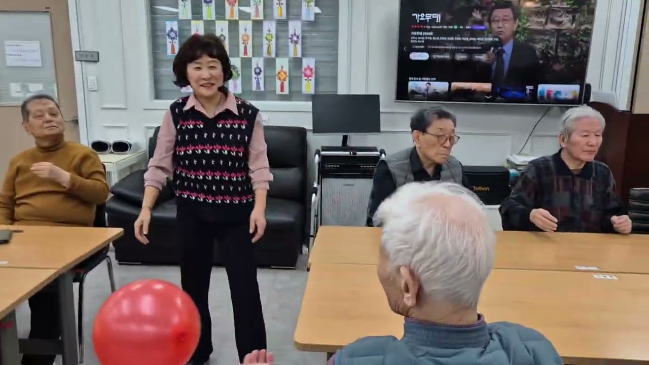 일산주간보호센터 '웃음치료' 수업 활동 모습