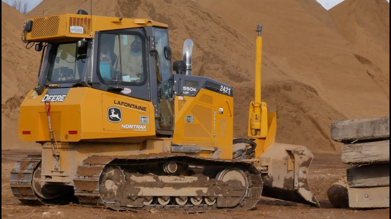 Opérateur de bouldozer