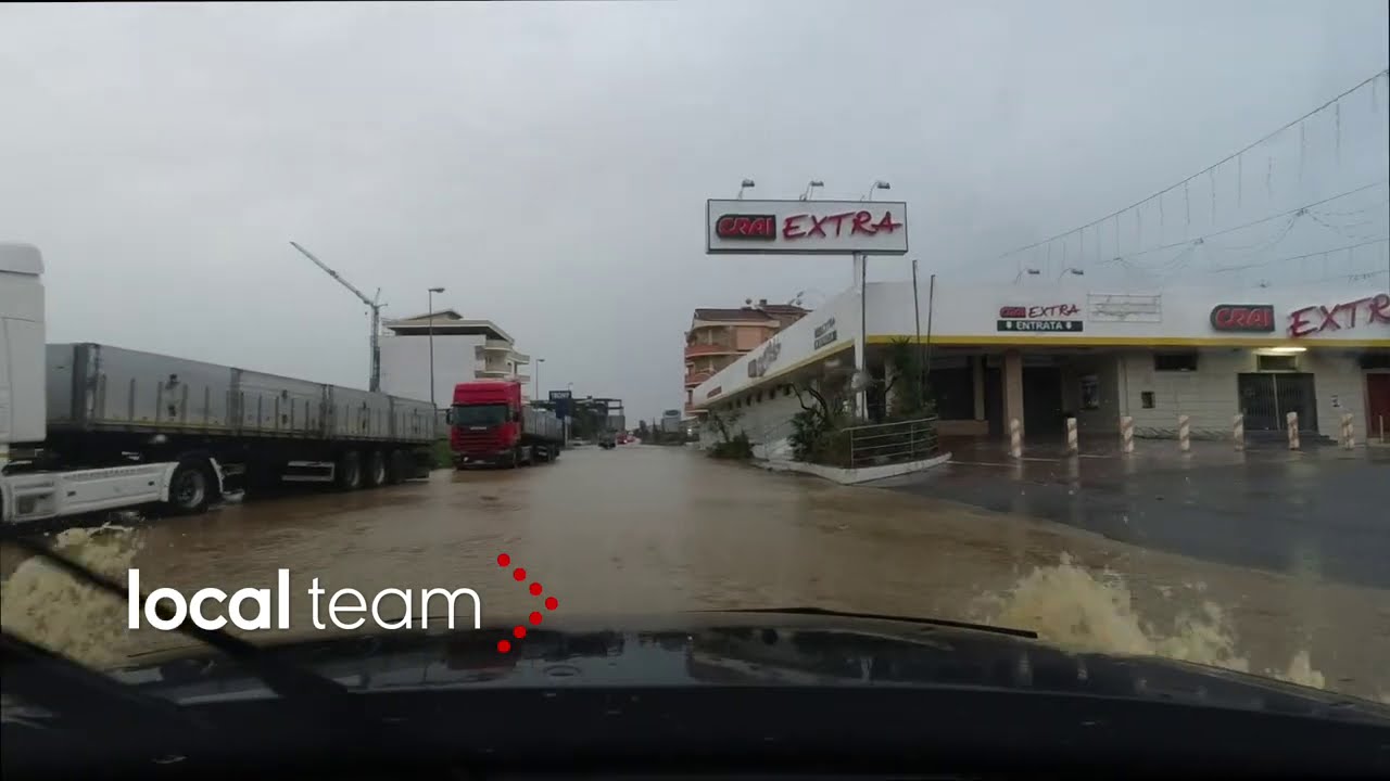 In auto lungo le strade allagate: Cirò Marina alluvionata