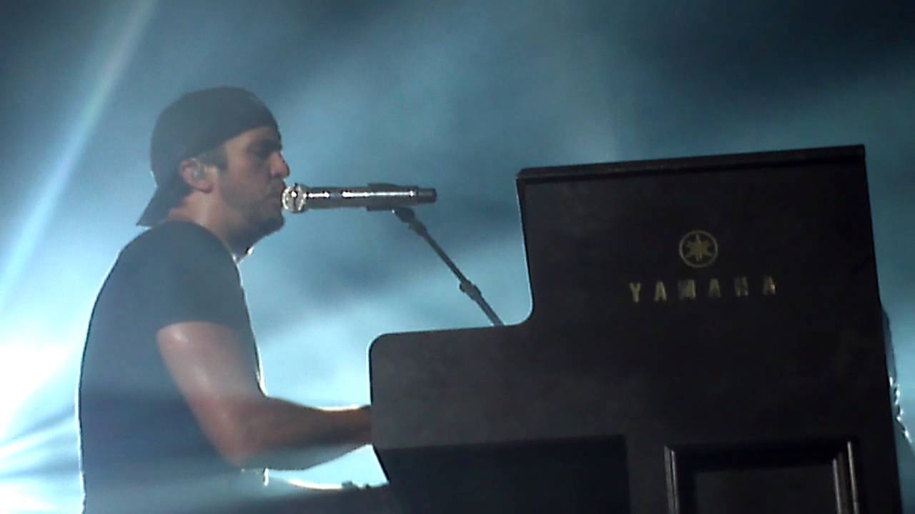 Luke Bryan- Live Piano Medley (Boyfriend, Easy, Someone Like You, Do I)