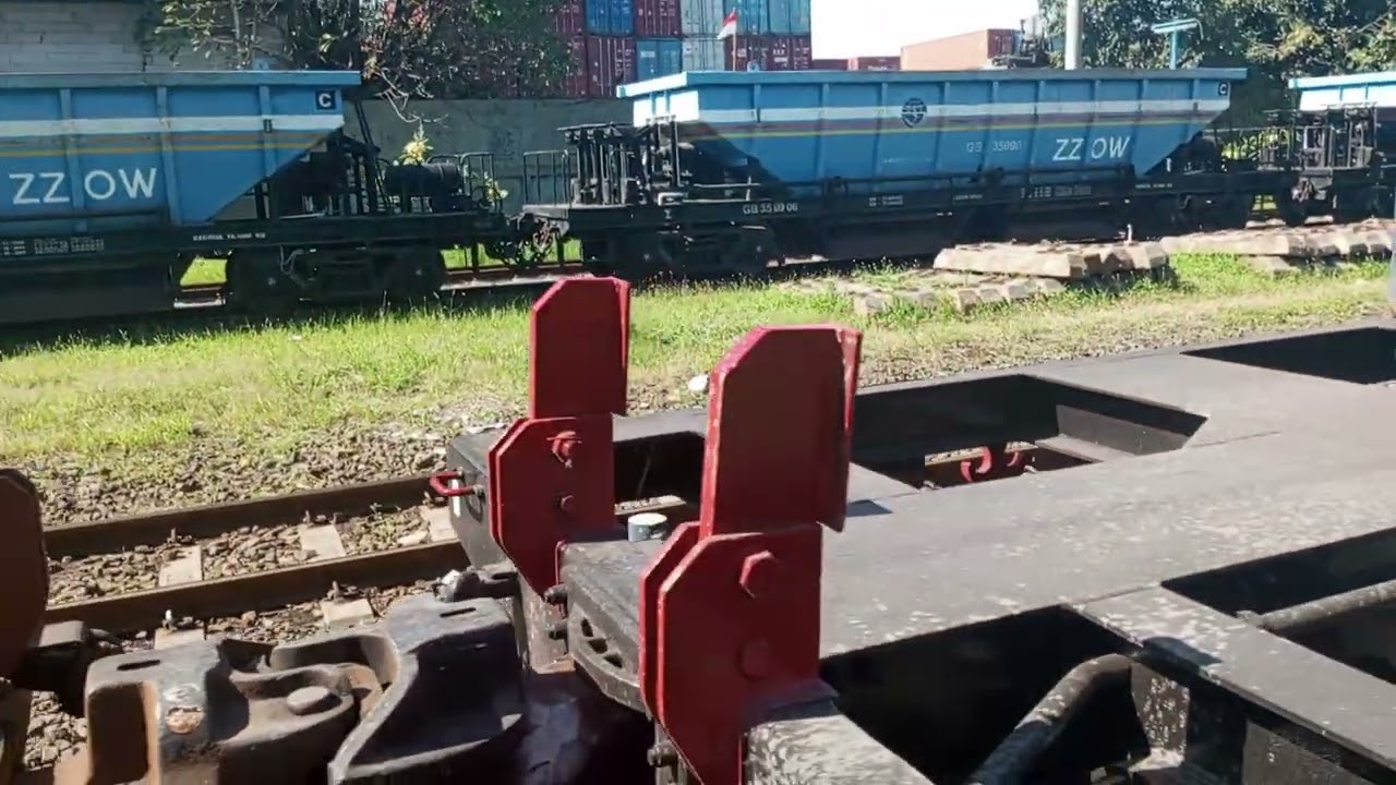 30 gerbong datar Kereta Api Kontainer 2522 Kalimas Cargo (Tanjung Priuk-Kalimas)