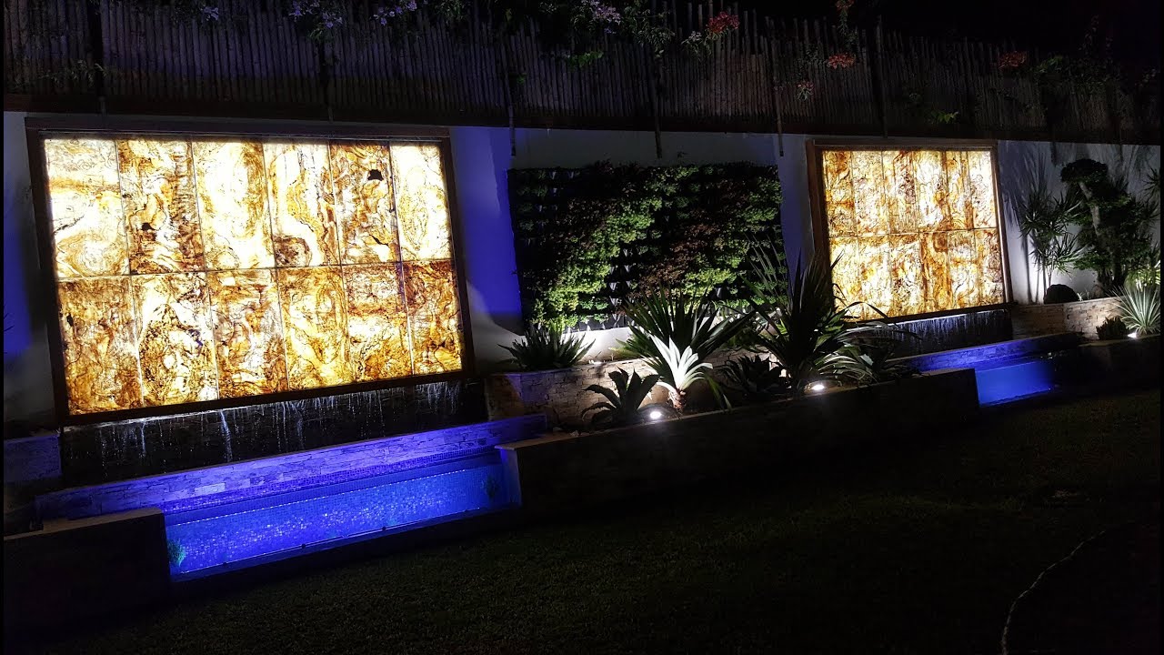 Élégance Aquatique : Jardin Luxueux avec Décorations aquatique à la Villa