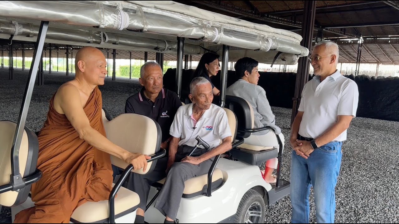 น.ต.อัษฎาวุธ วัฒนางกูร ภริยา และ คุณพ่อ ร.ต. อาชีพ วัฒนางกูร เข้ากราบนมัสการพระอาจารย์คึกฤทธิ์