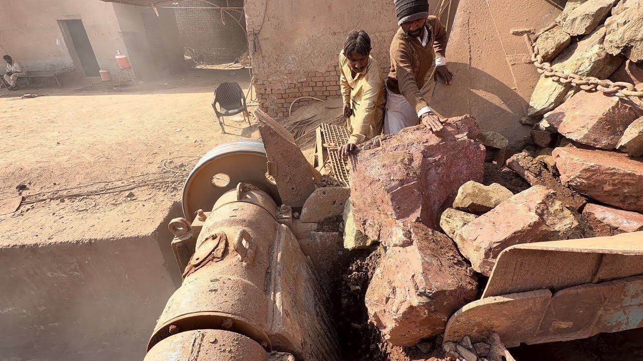 Crusher Hopper Fully Jammed! Worker Breaks Massive Rocks with Hammer | Crushing King 