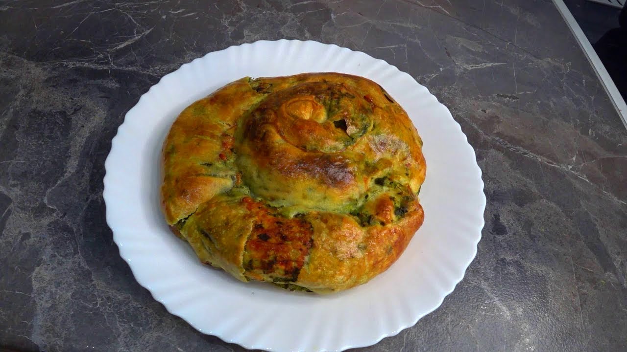 Улитки со шпинатом и сыром из слоеного теста . Всего 4 ингредиента и вкуснятина готова .