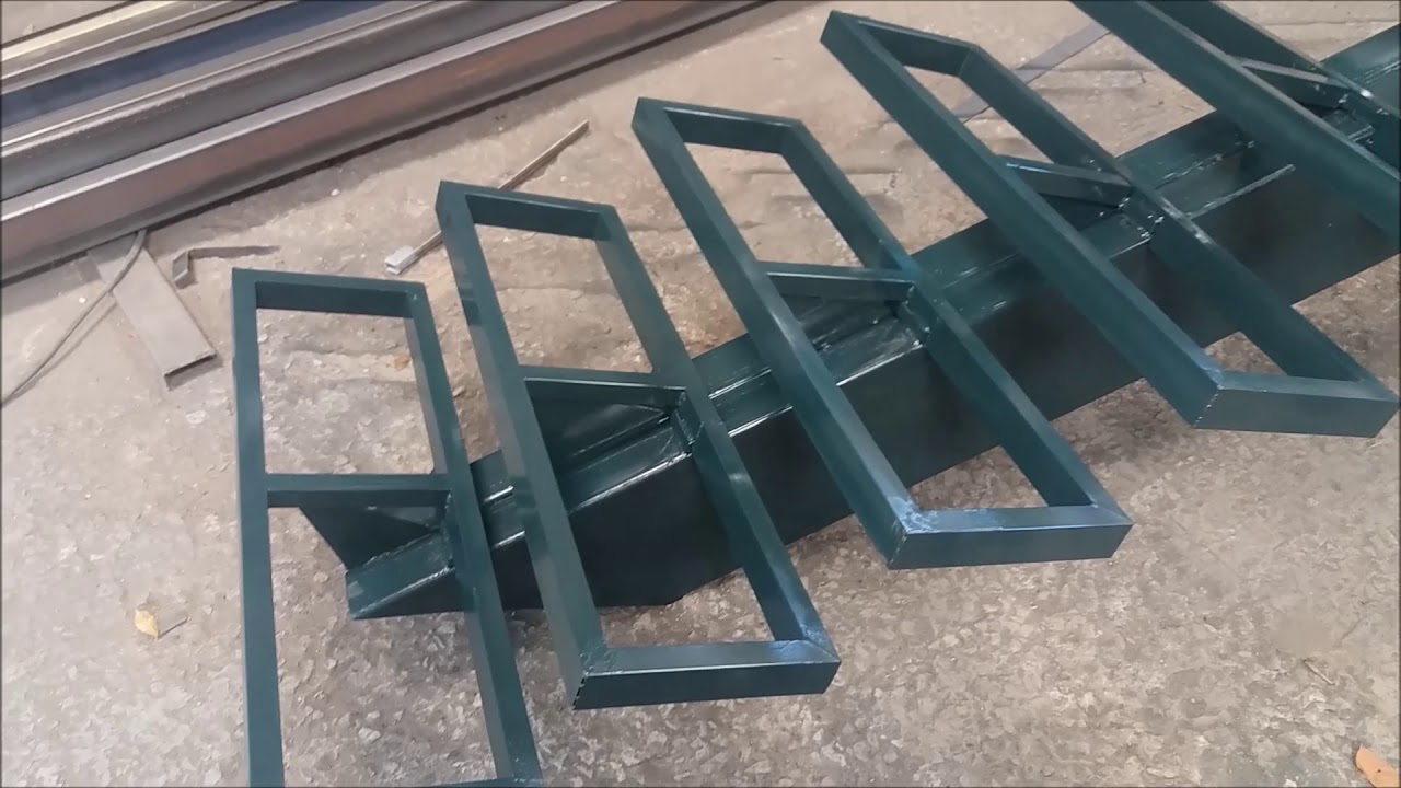 Escada em perfil duplo com degraus em metalon