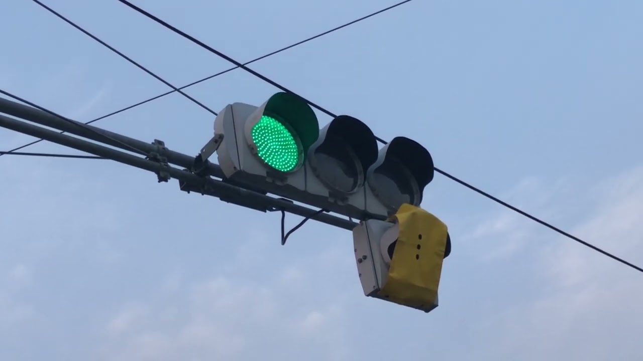 刈谷市今川町交差点の信号電材の薄型LED信号機