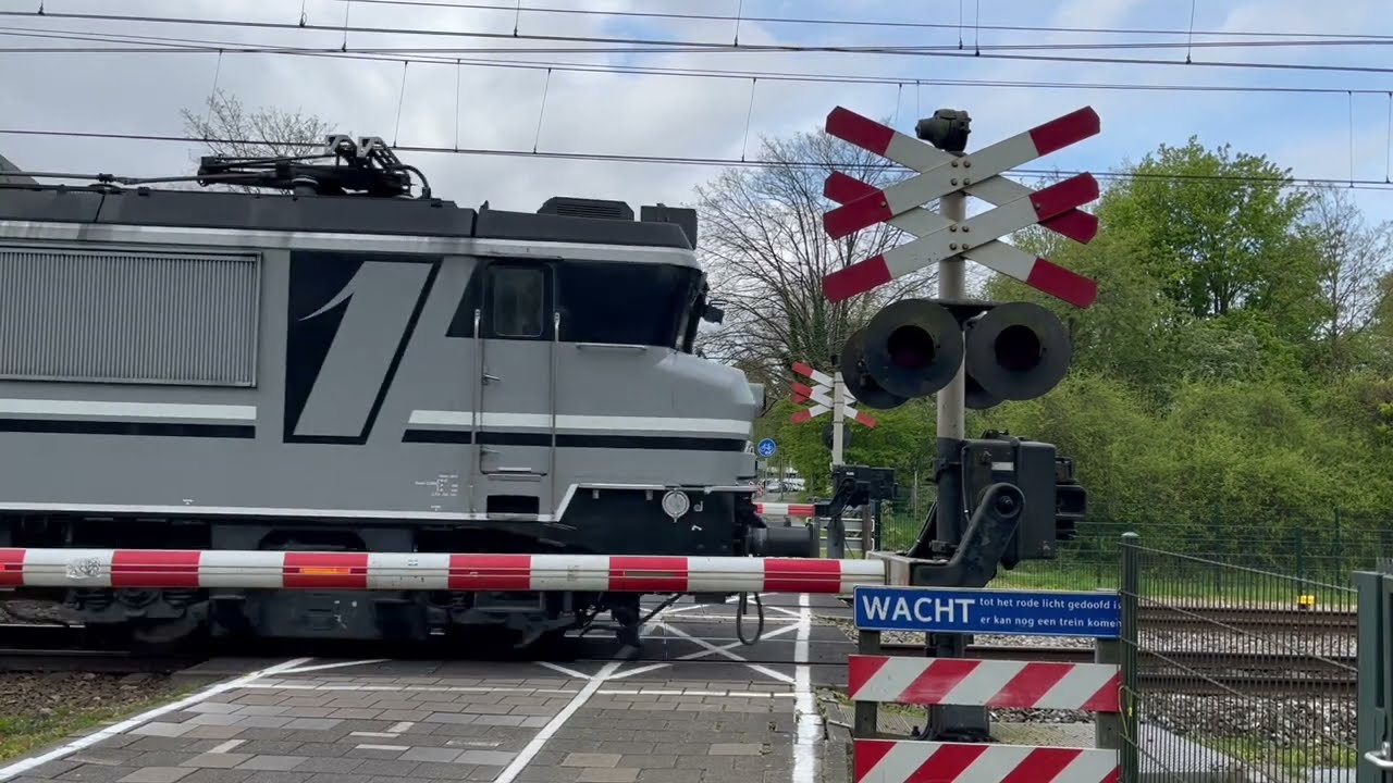 Spoorwegovergang Apeldoorn // Dutch Railroad Crossing